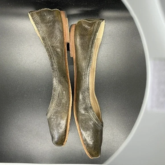Frye Mossy Green Antique Leather Carson Ballet Shoes. Size 7.5. D10/A